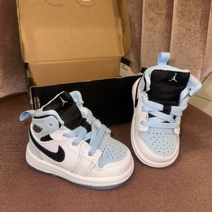 Air Jordan 1 Mid SE - Ice Blue/White/Black - Size 3C